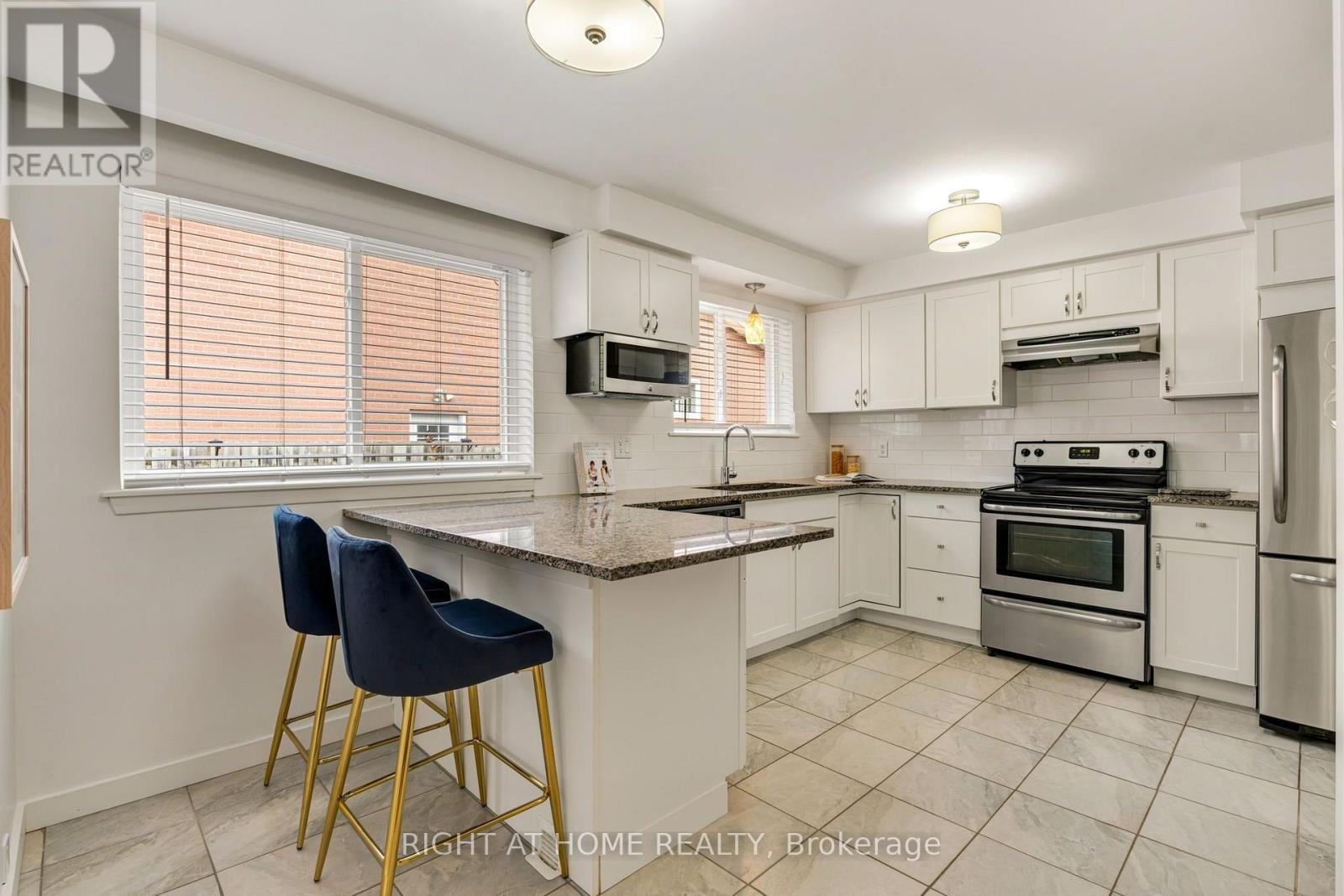 1302 REDBANK CRESCENT, Oakville (CP College Park) — photo 7