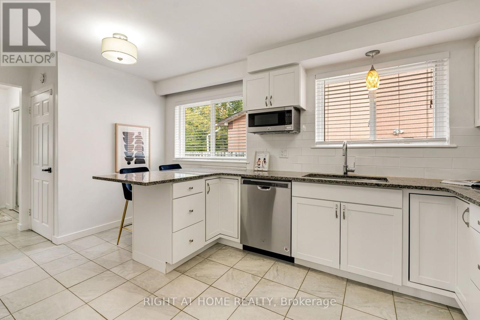 1302 REDBANK CRESCENT, Oakville (CP College Park) — photo 8