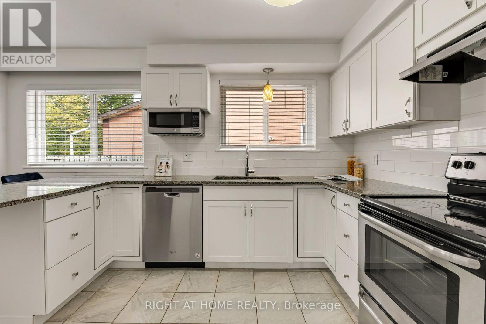 1302 REDBANK CRESCENT, Oakville (CP College Park) — photo 9