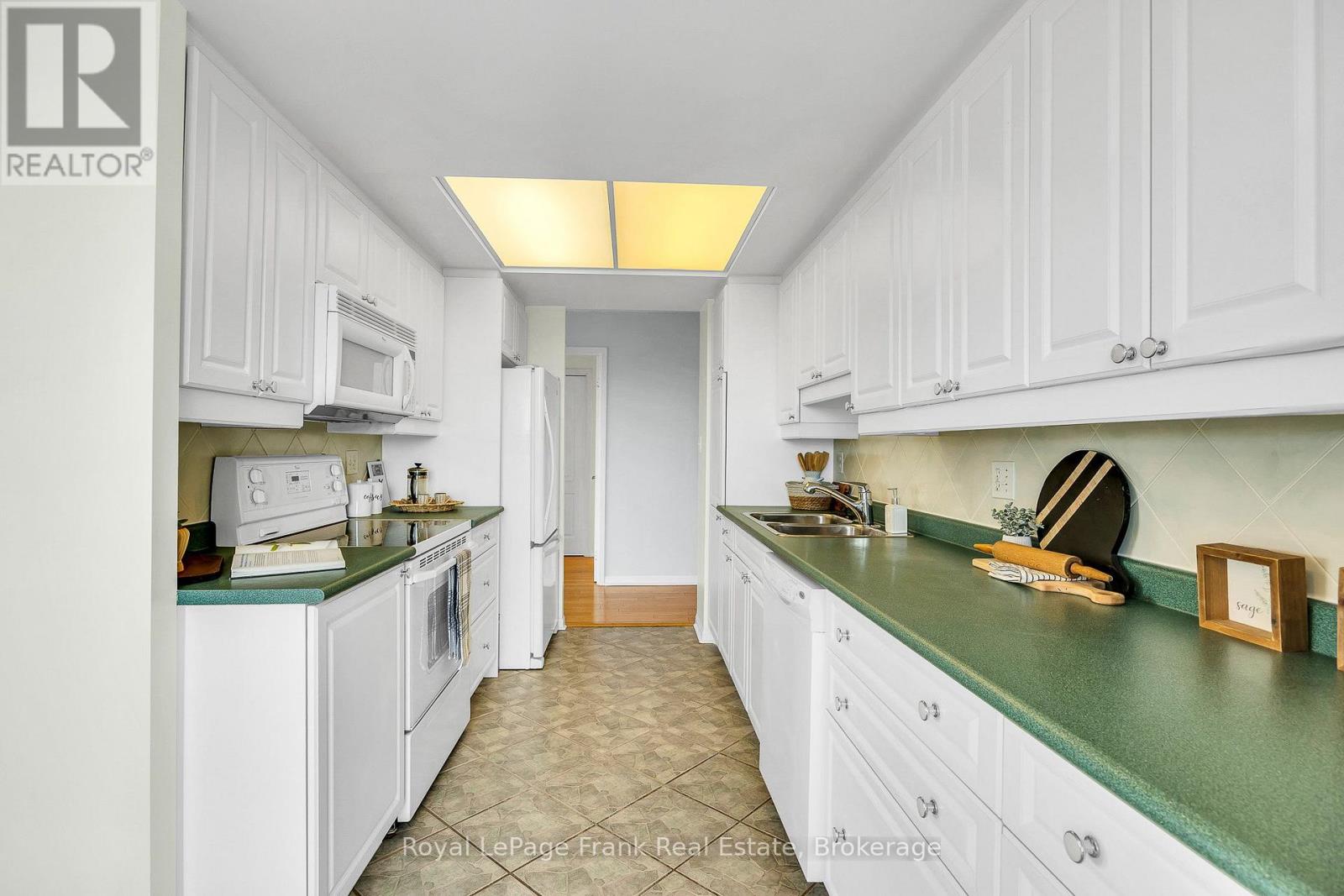 #602 712 ROSSLAND ROAD E - 19