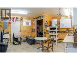 Tack room w/ hot & cold running water