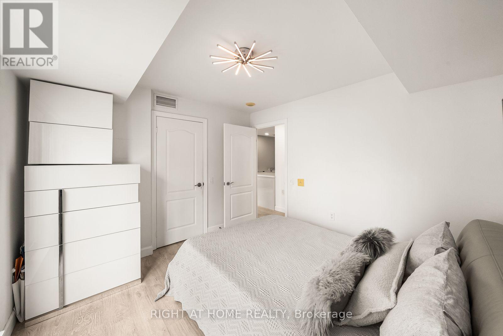 #901 21 HILLCREST AVENUE - 10