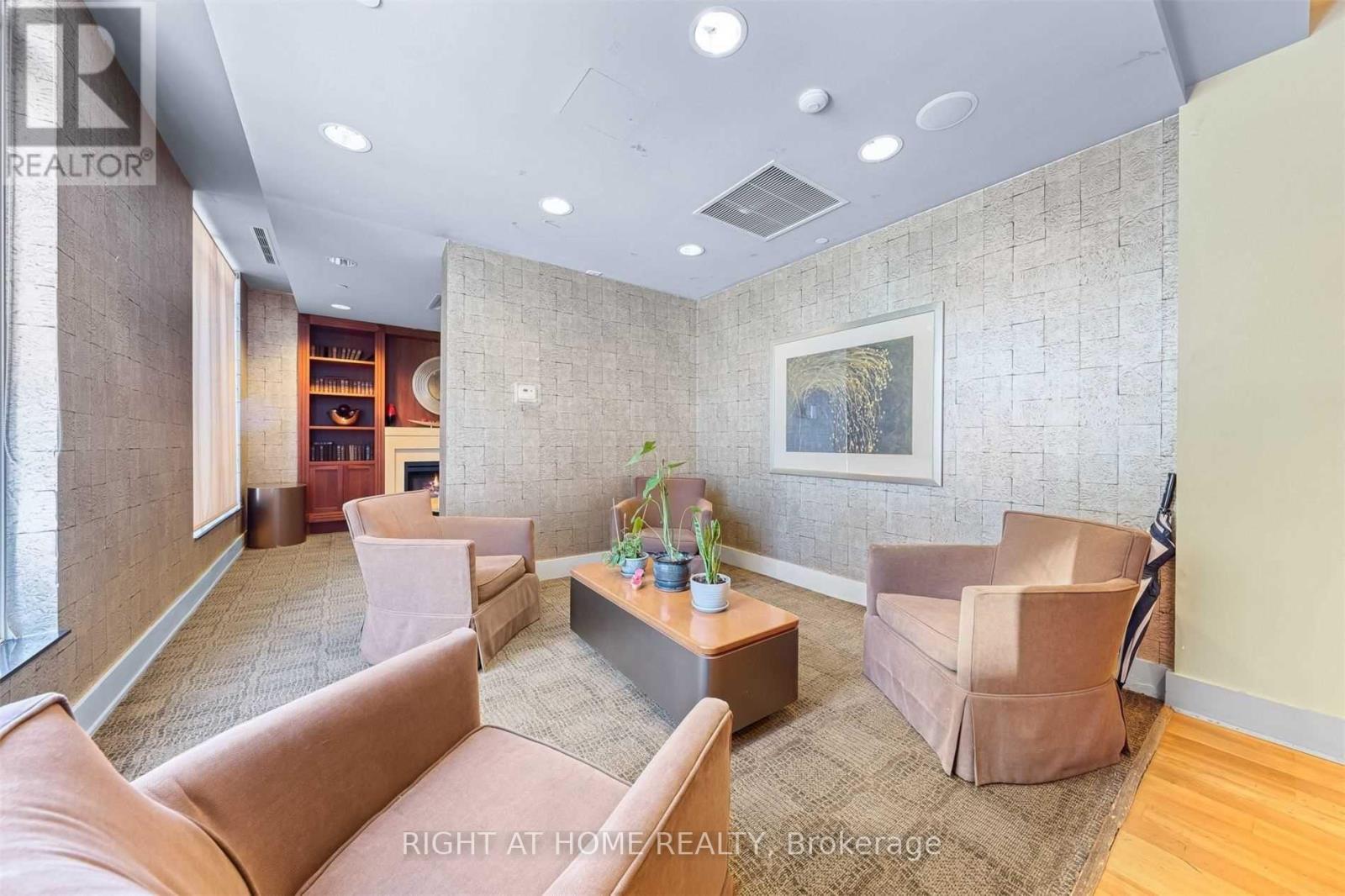 #901 21 HILLCREST AVENUE - 24