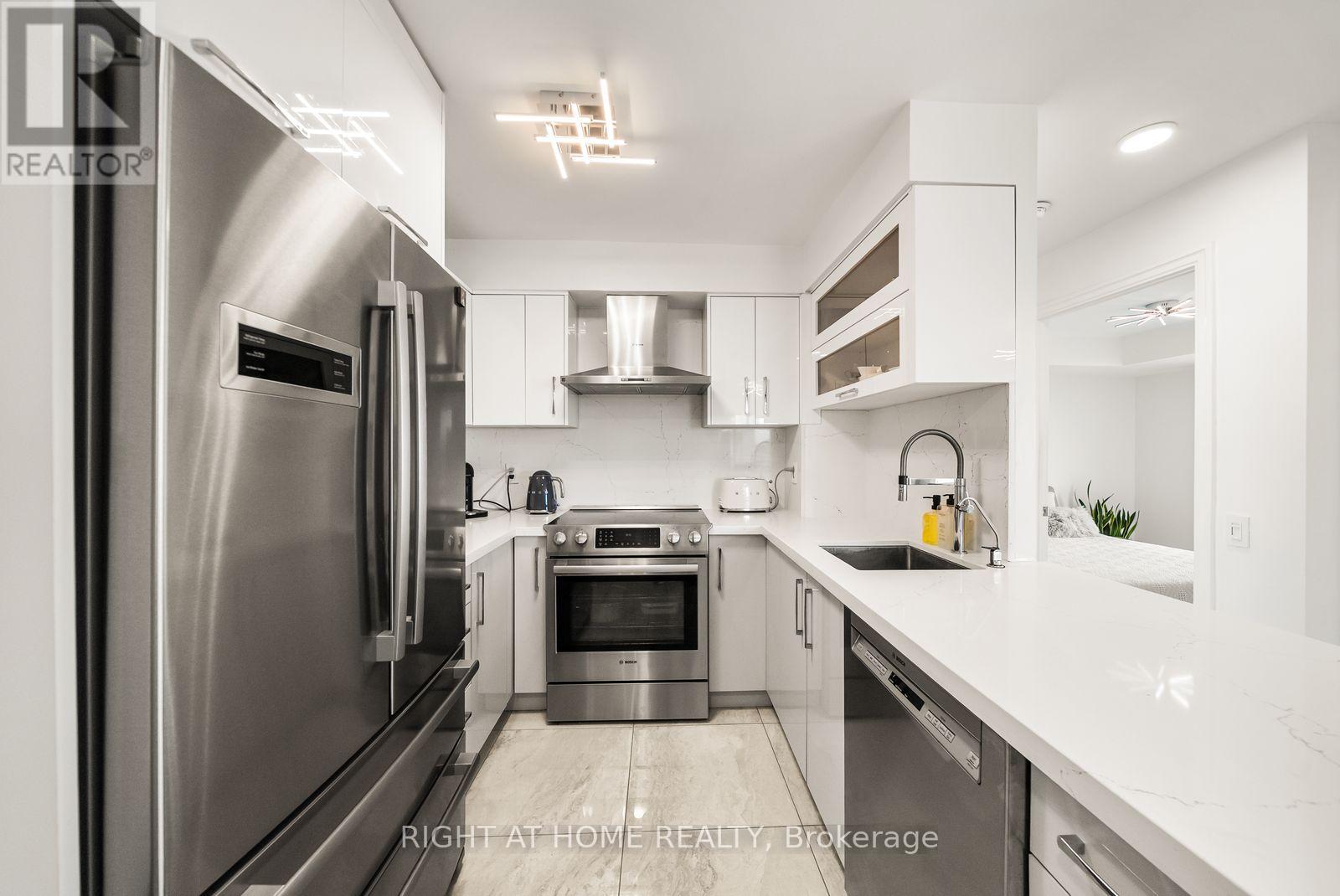 #901 21 HILLCREST AVENUE - 3