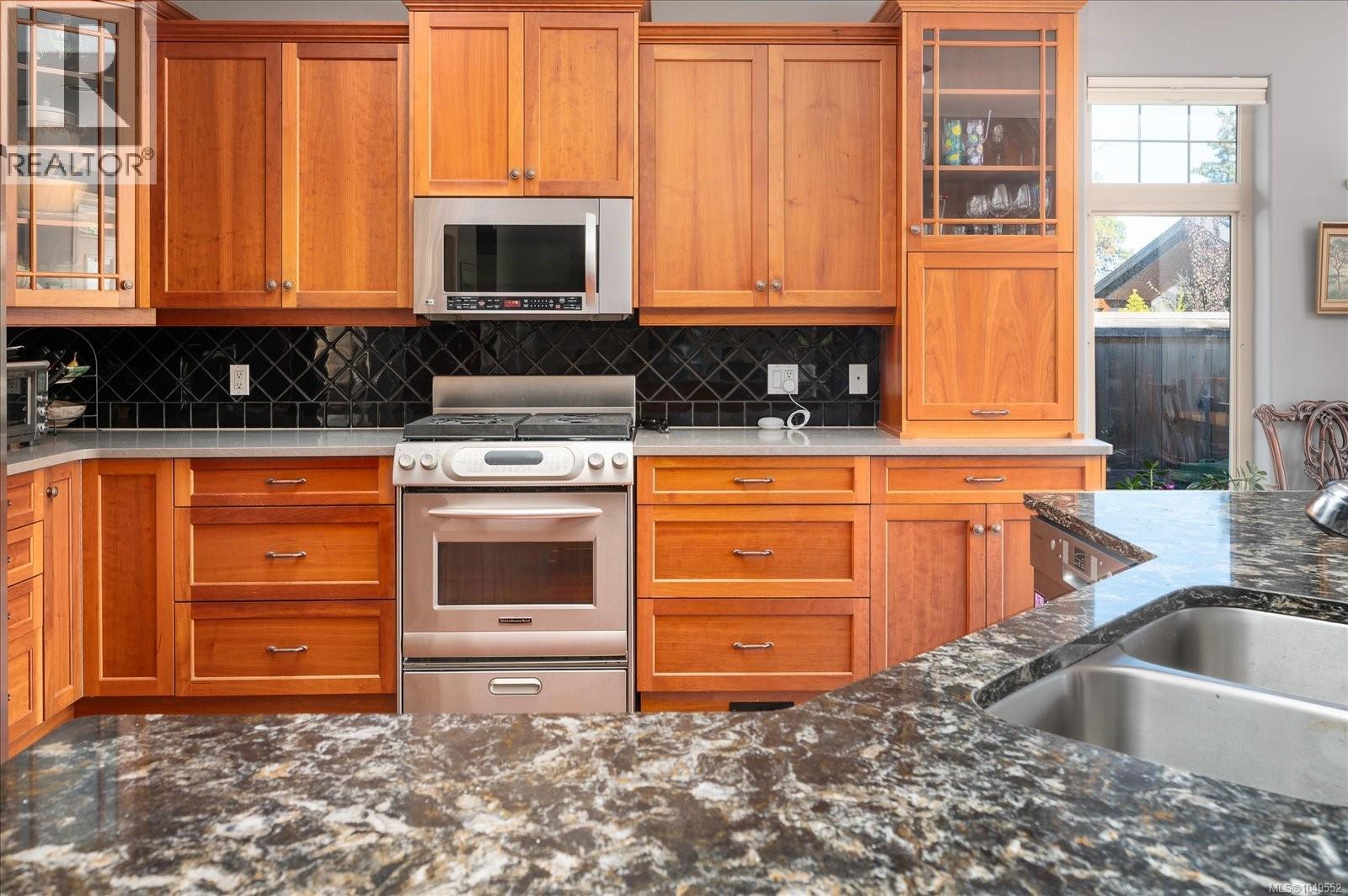 616 Attenborough St - 3