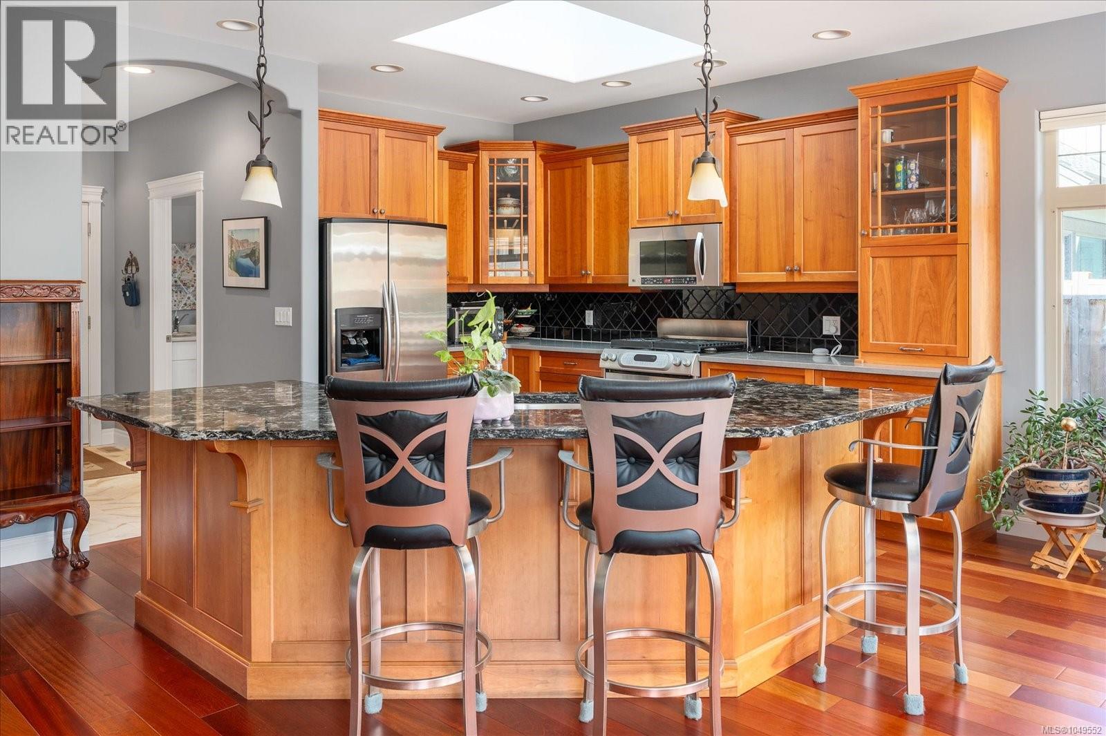 616 Attenborough St - 4