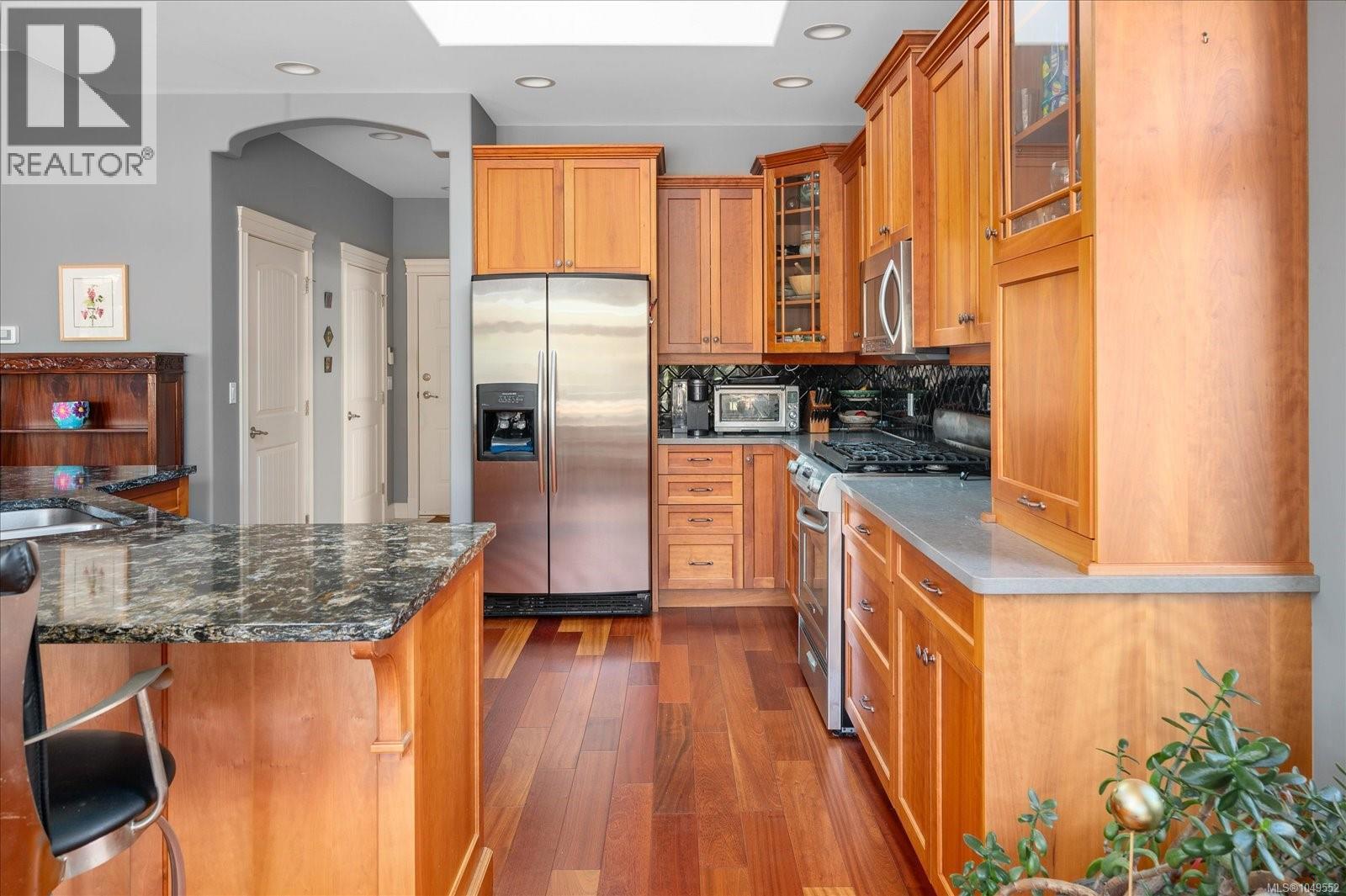616 Attenborough St - 5