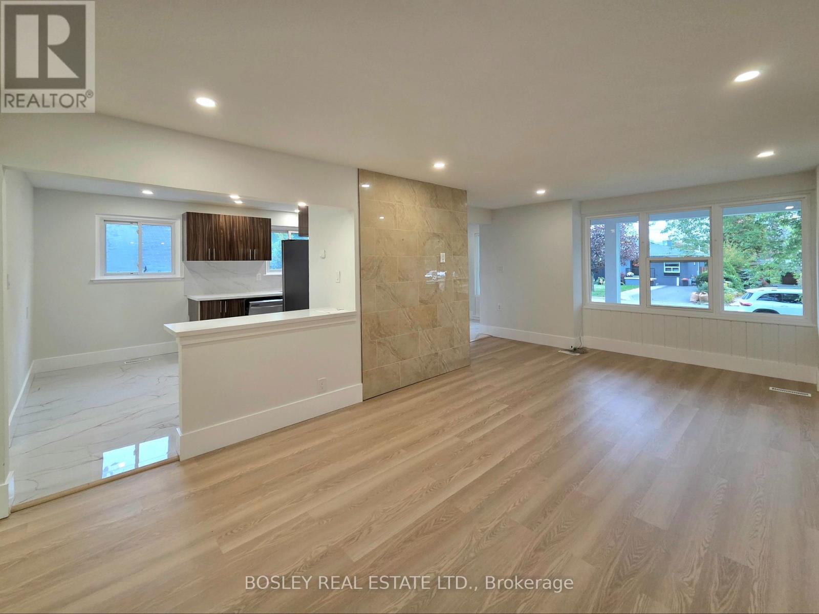 Main- 714 Lublin Avenue, Pickering, ON photo 2