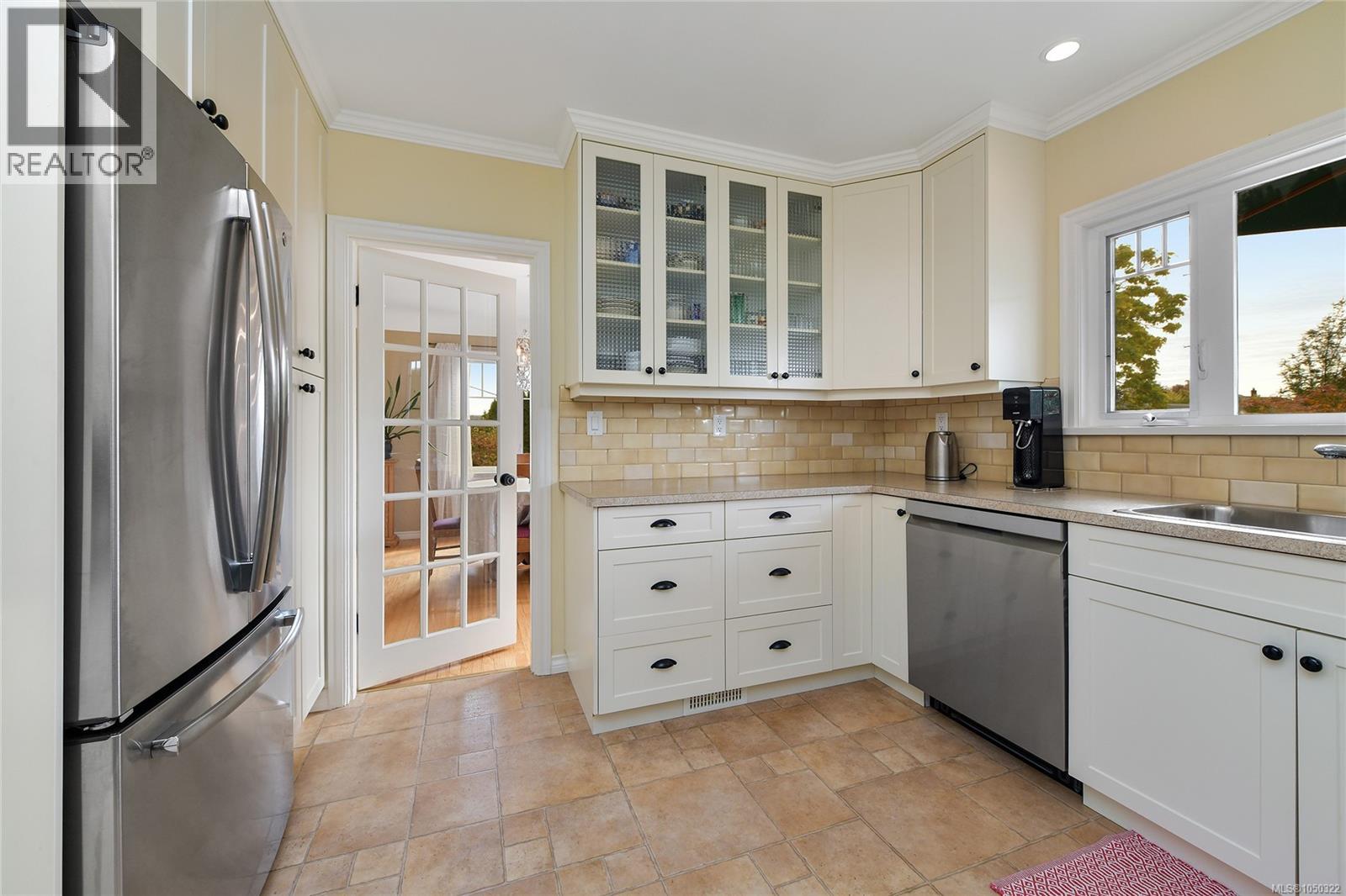 2585 Dufferin Ave - 10