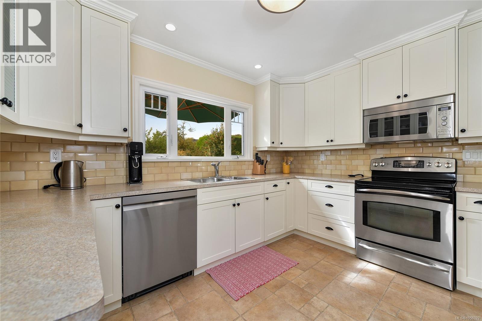 2585 Dufferin Ave - 11