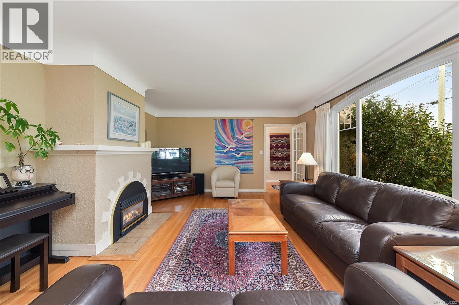 2585 Dufferin Ave - 2