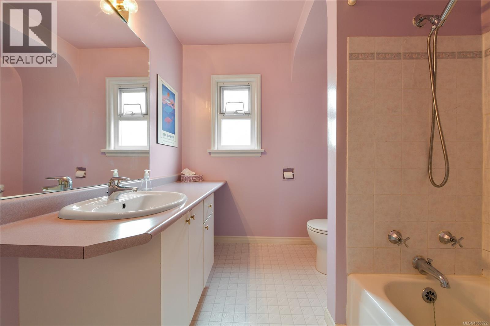 2585 Dufferin Ave - 23