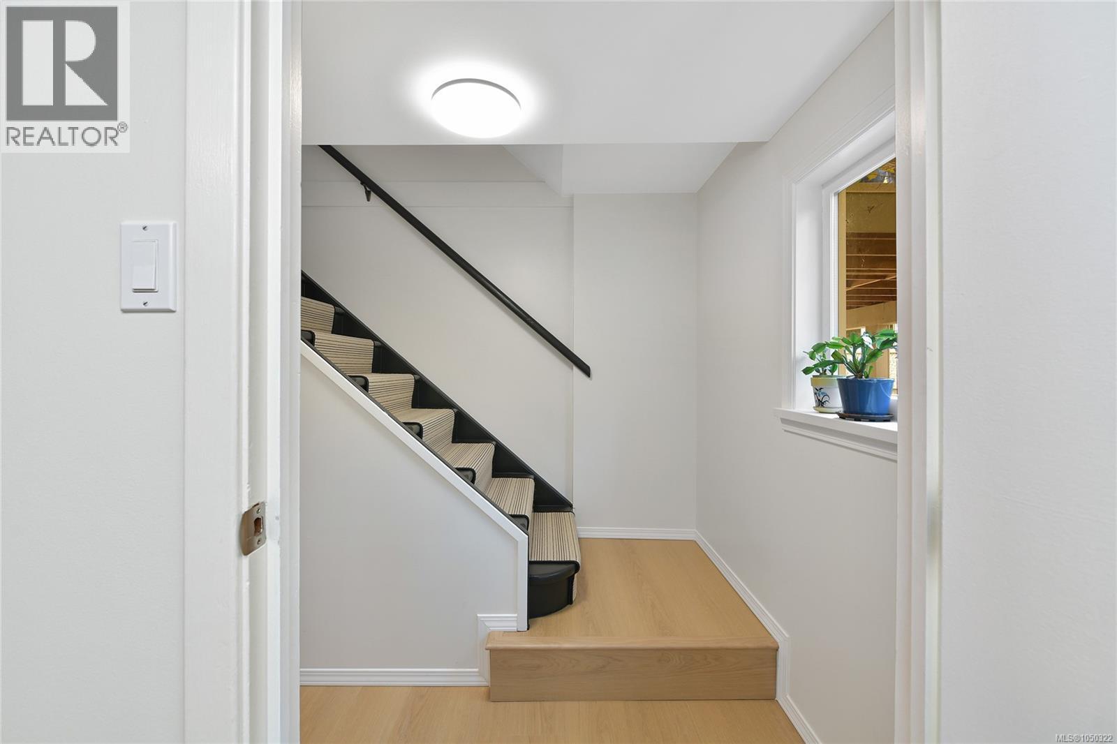 2585 Dufferin Ave - 25