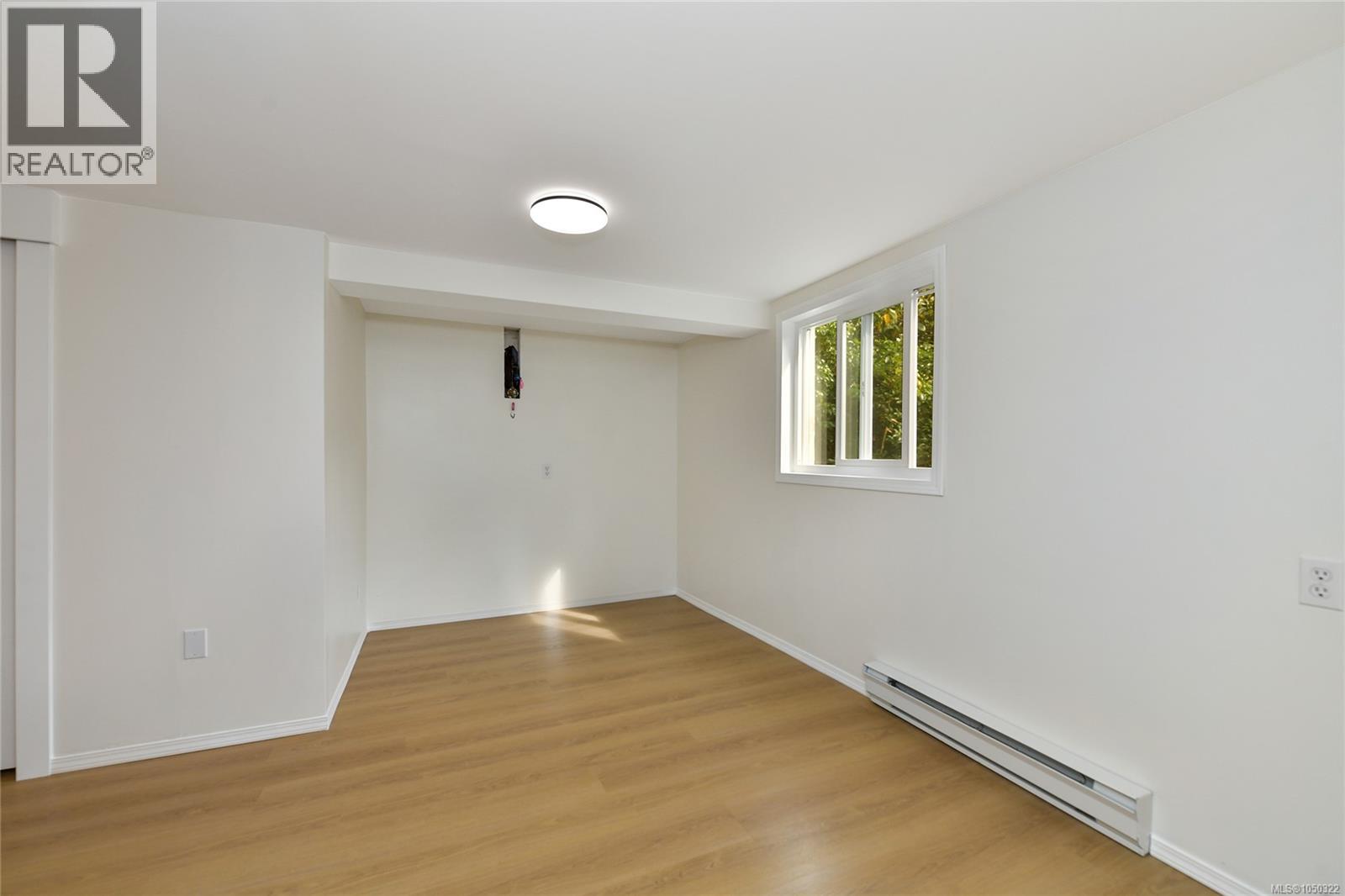 2585 Dufferin Ave - 26