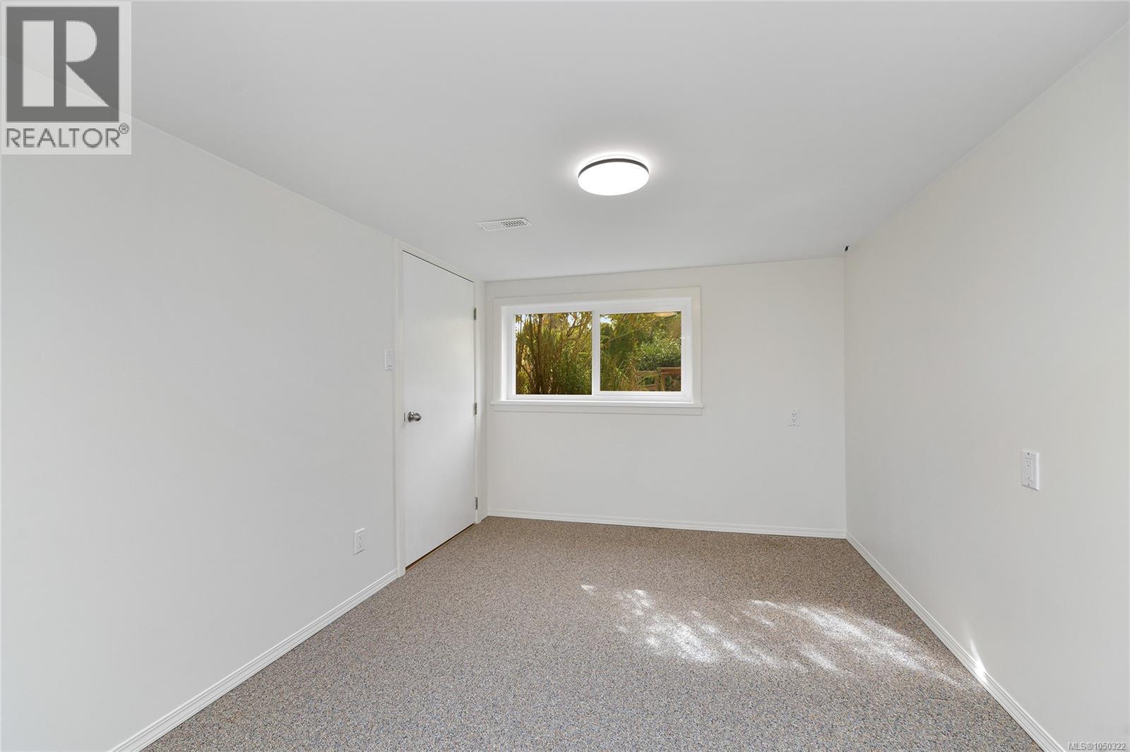 2585 Dufferin Ave - 27