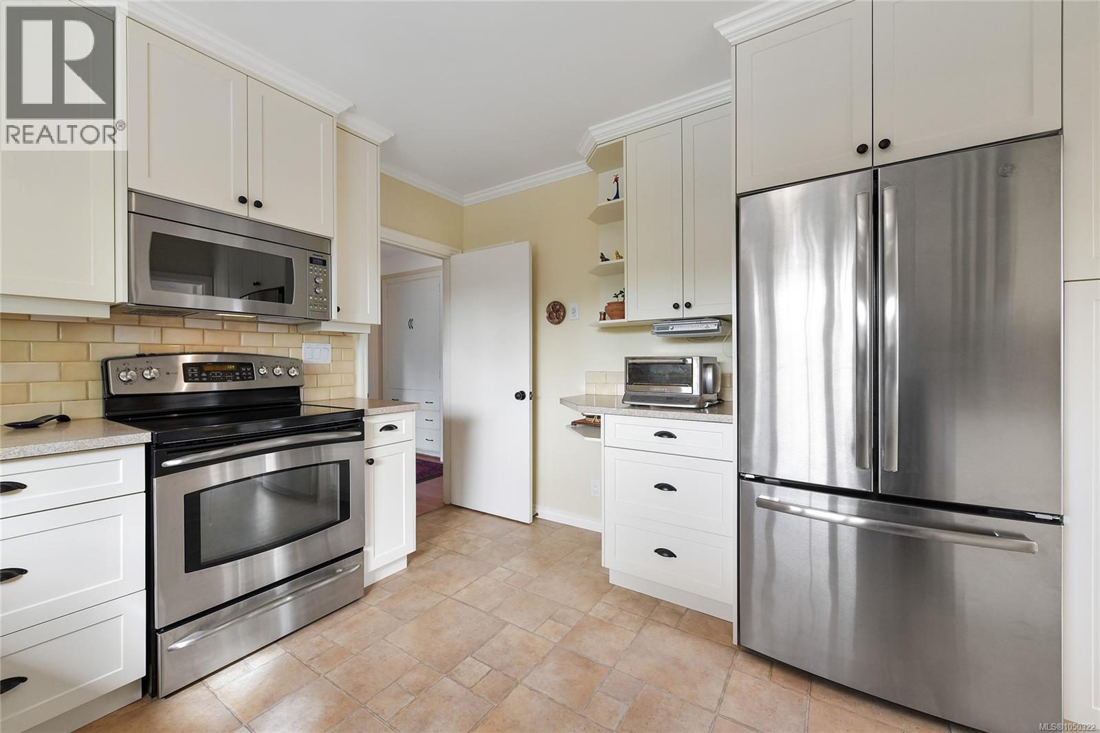 2585 Dufferin Ave - Image 3