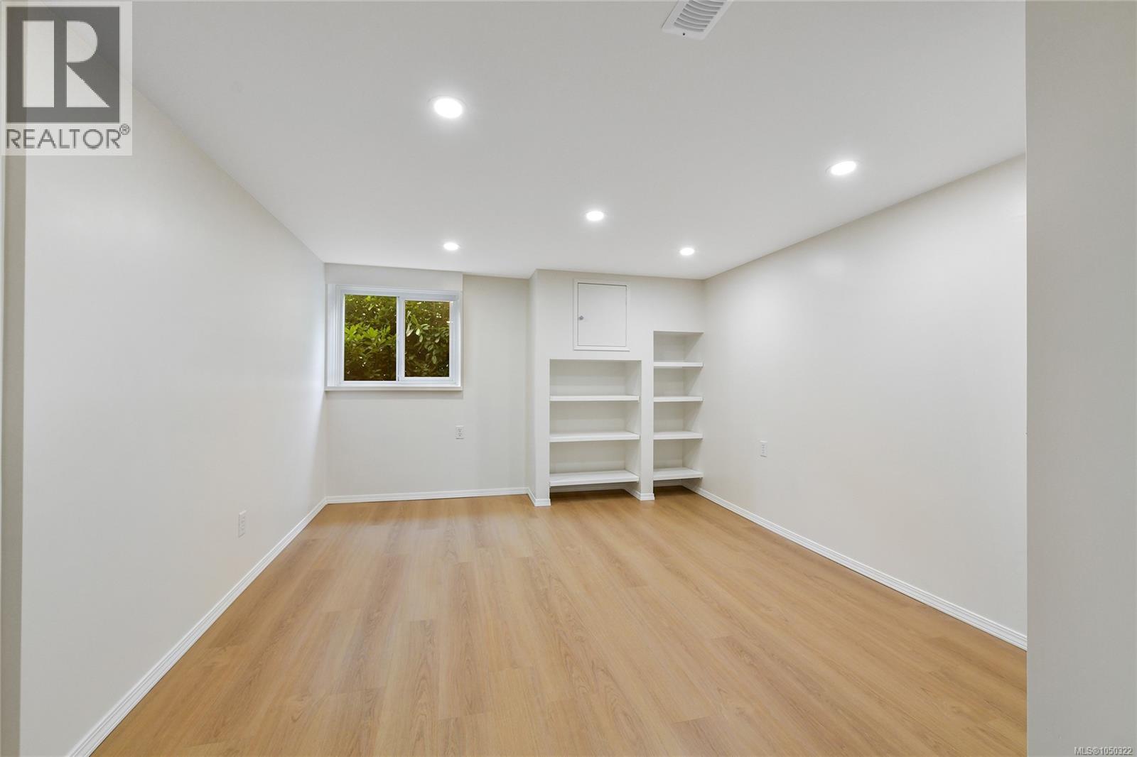 2585 Dufferin Ave - 31