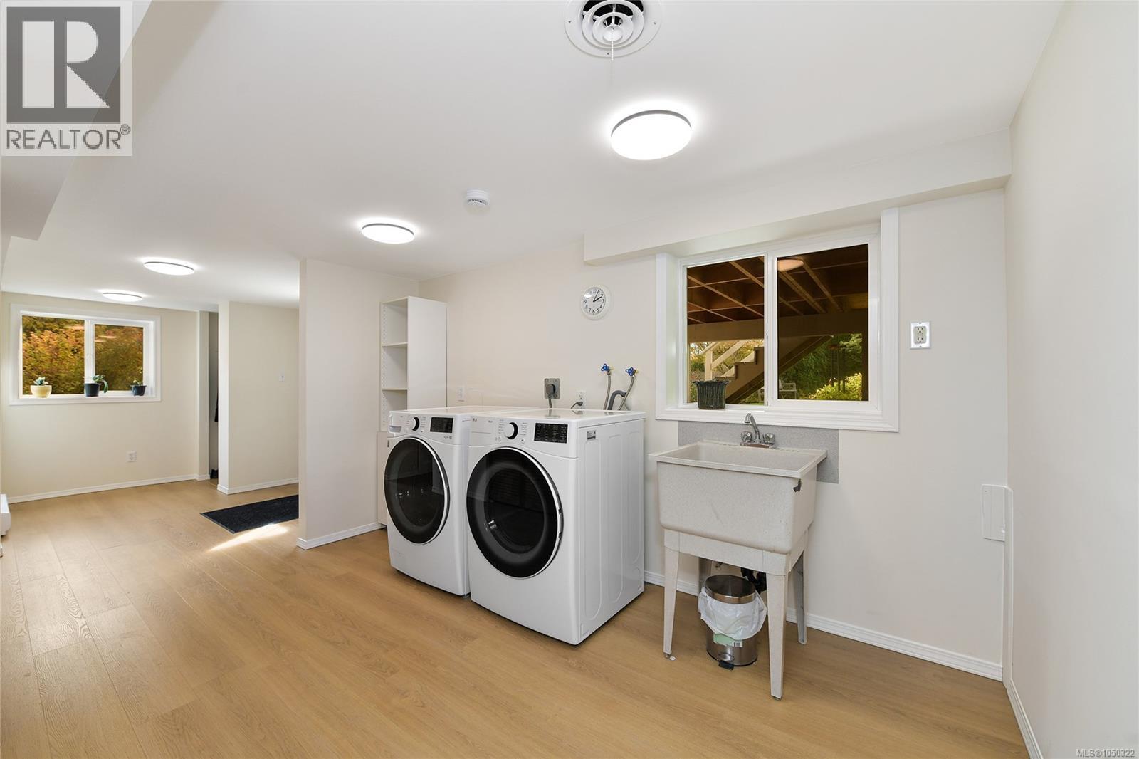 2585 Dufferin Ave - 33