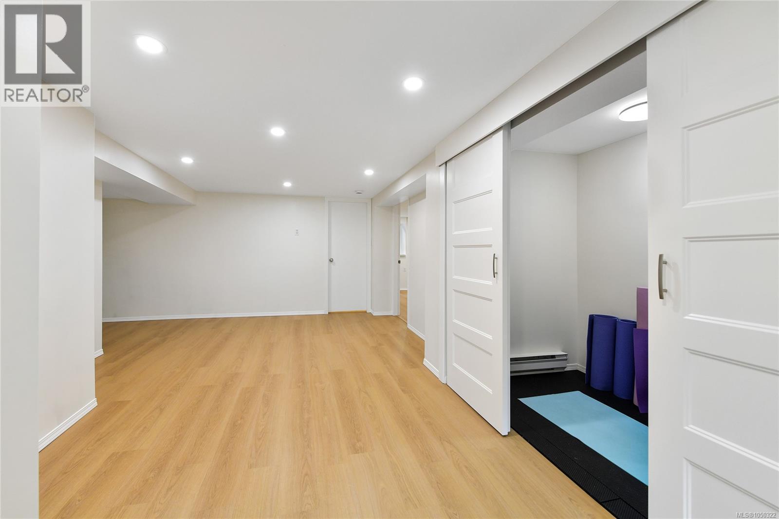 2585 Dufferin Ave - 35