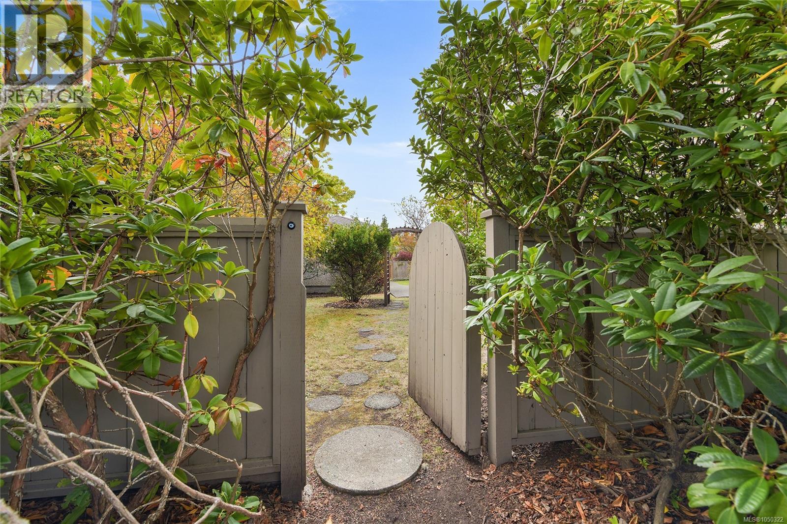 2585 Dufferin Ave - 53
