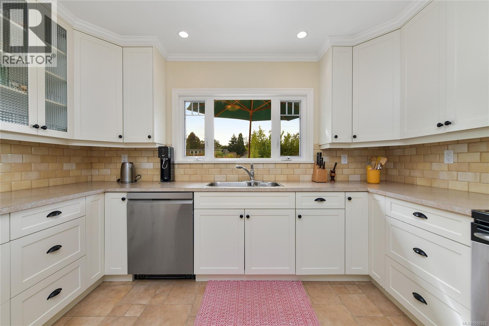 2585 Dufferin Ave - 8