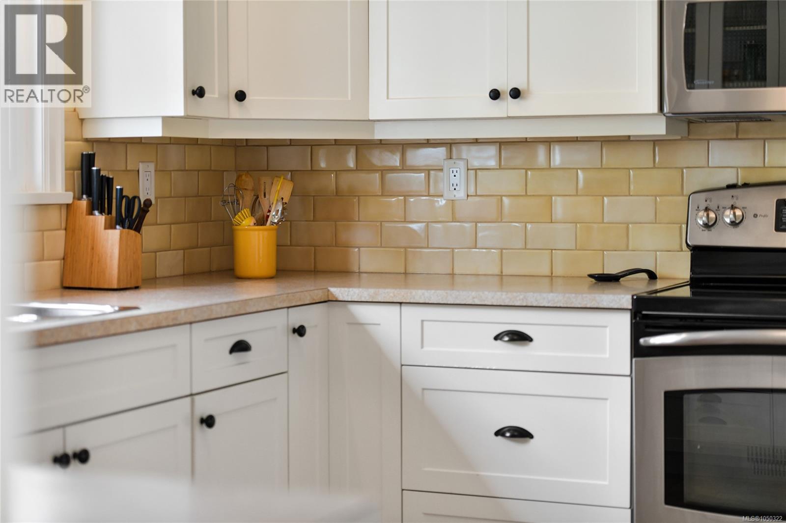 2585 Dufferin Ave - 9
