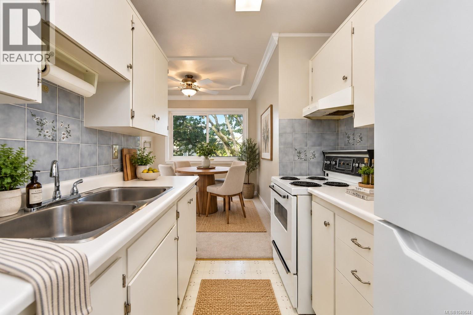 #301 2095 Oak Bay Ave - 2