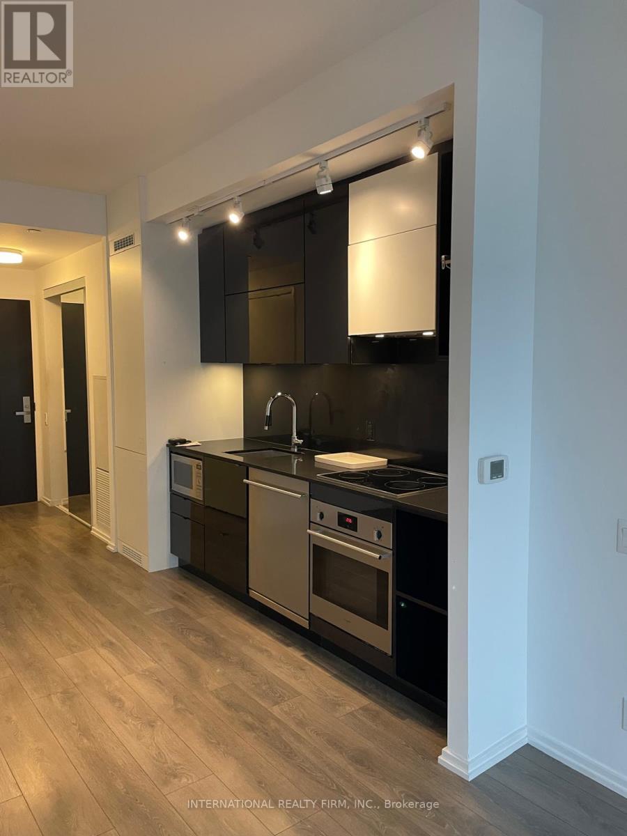 125 Peter Street — photo 36