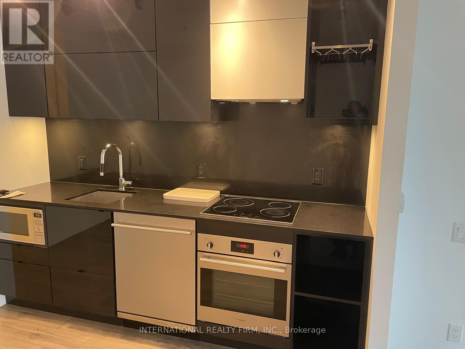 125 Peter Street — photo 37