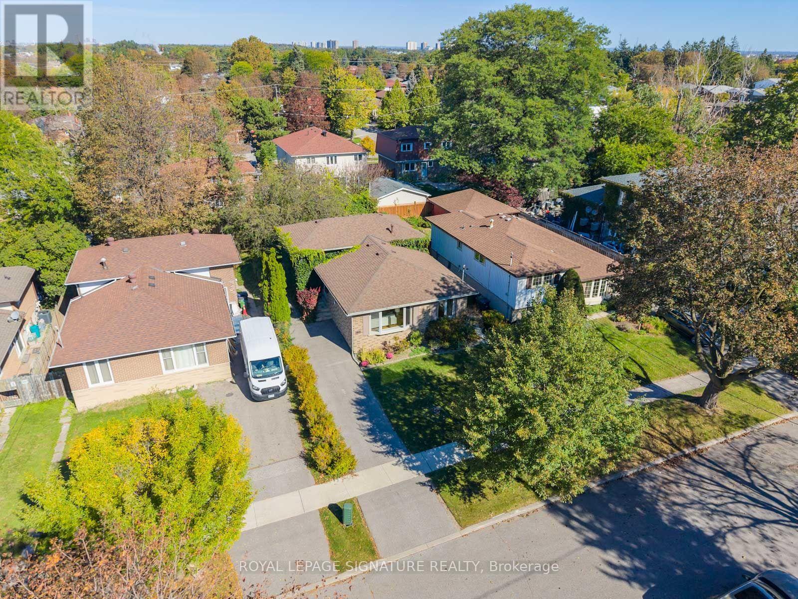 46 MANORGLEN CRESCENT - 34