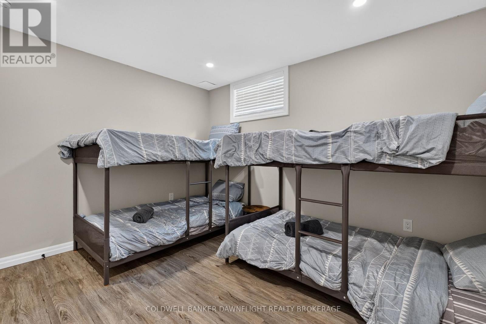 17 VILLAGE GATE - Image 31