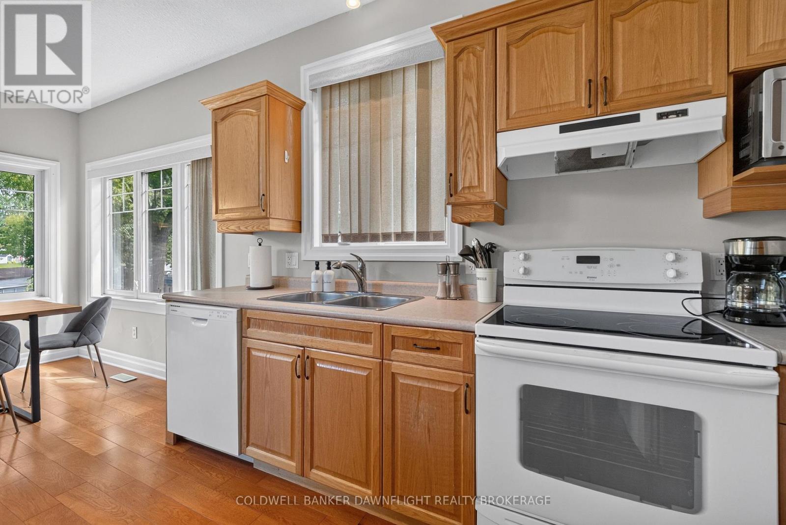 17 VILLAGE GATE - Image 9
