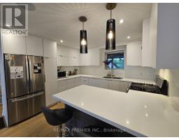 11 Edison Circle, Toronto, ON M6L2L3 Photo 10