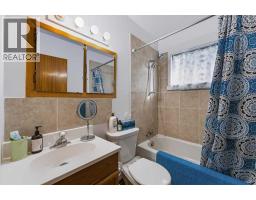 4pc Bathroom - 2731 & 2733, 2731 17 Street Nw, Calgary, AB T2M3S5 Photo 11