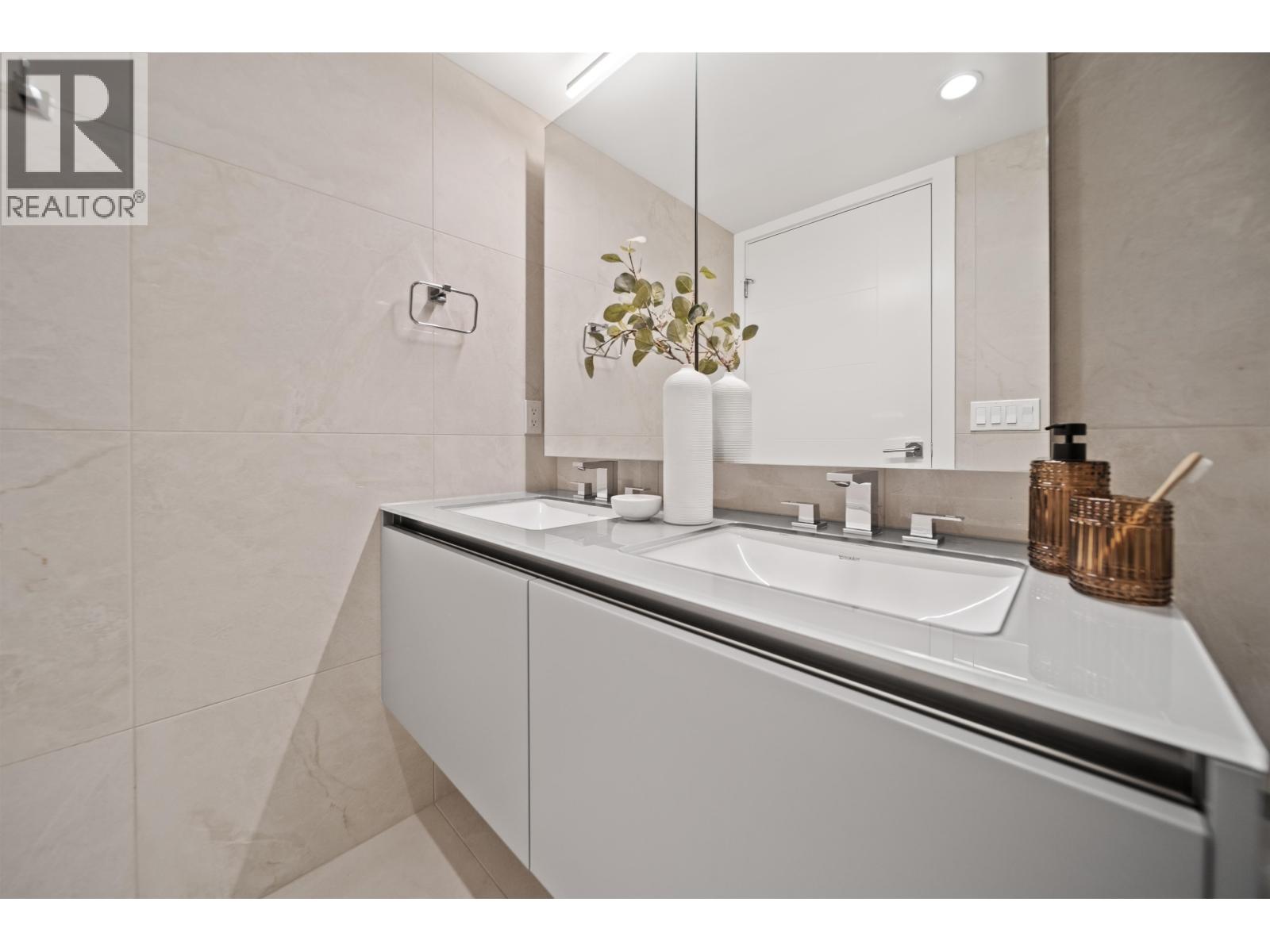 140 W WOODSTOCK AVENUE, Vancouver - Image 1