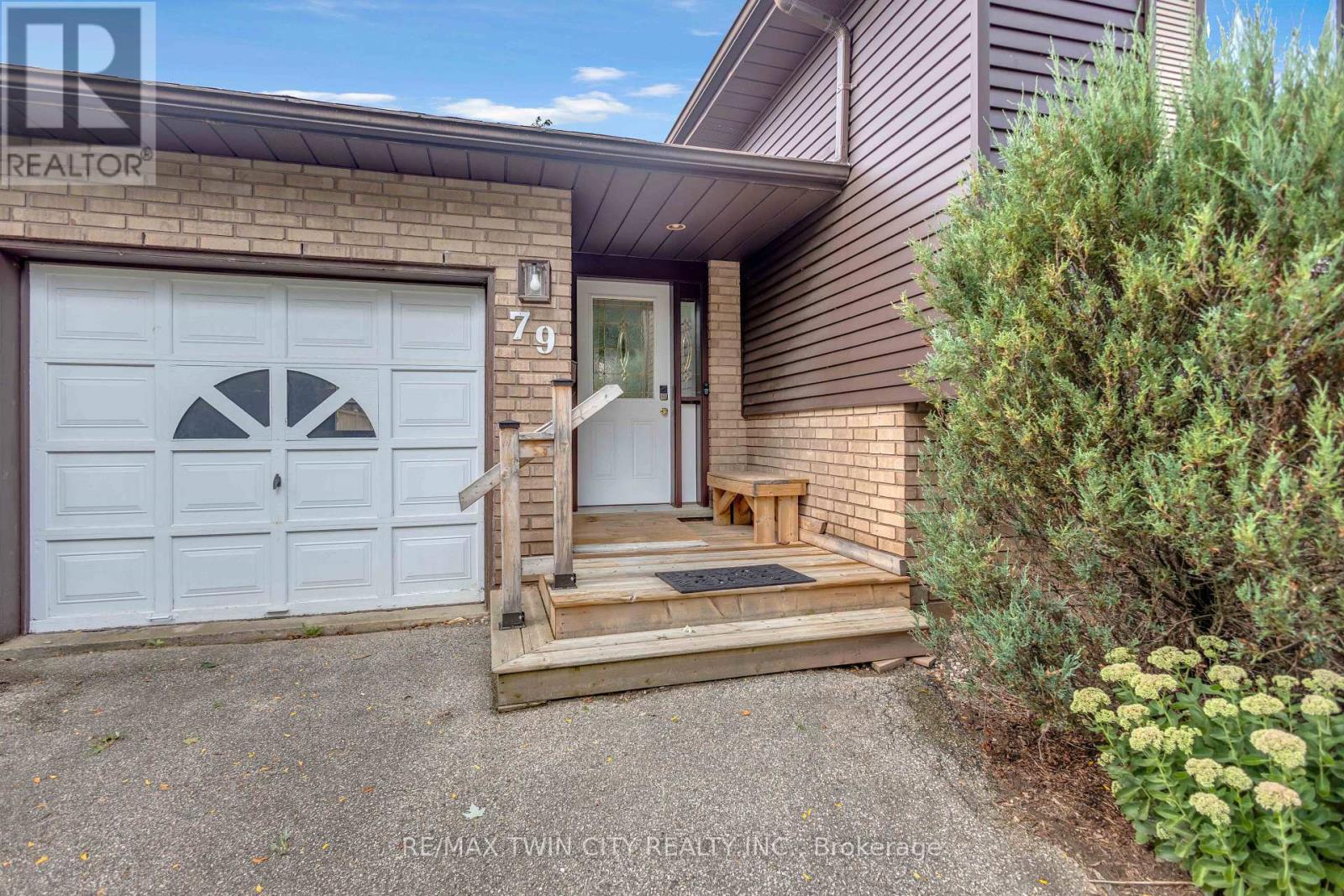 79 HOBART CRESCENT - 2