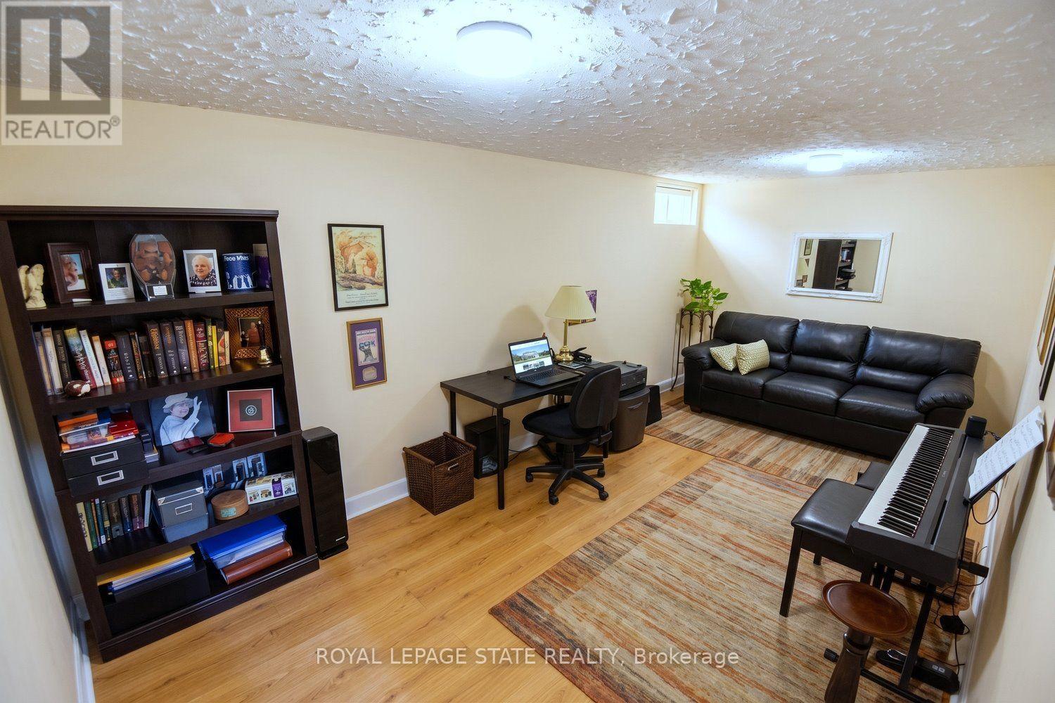 18 CLAUDETTE GATE - Image 25