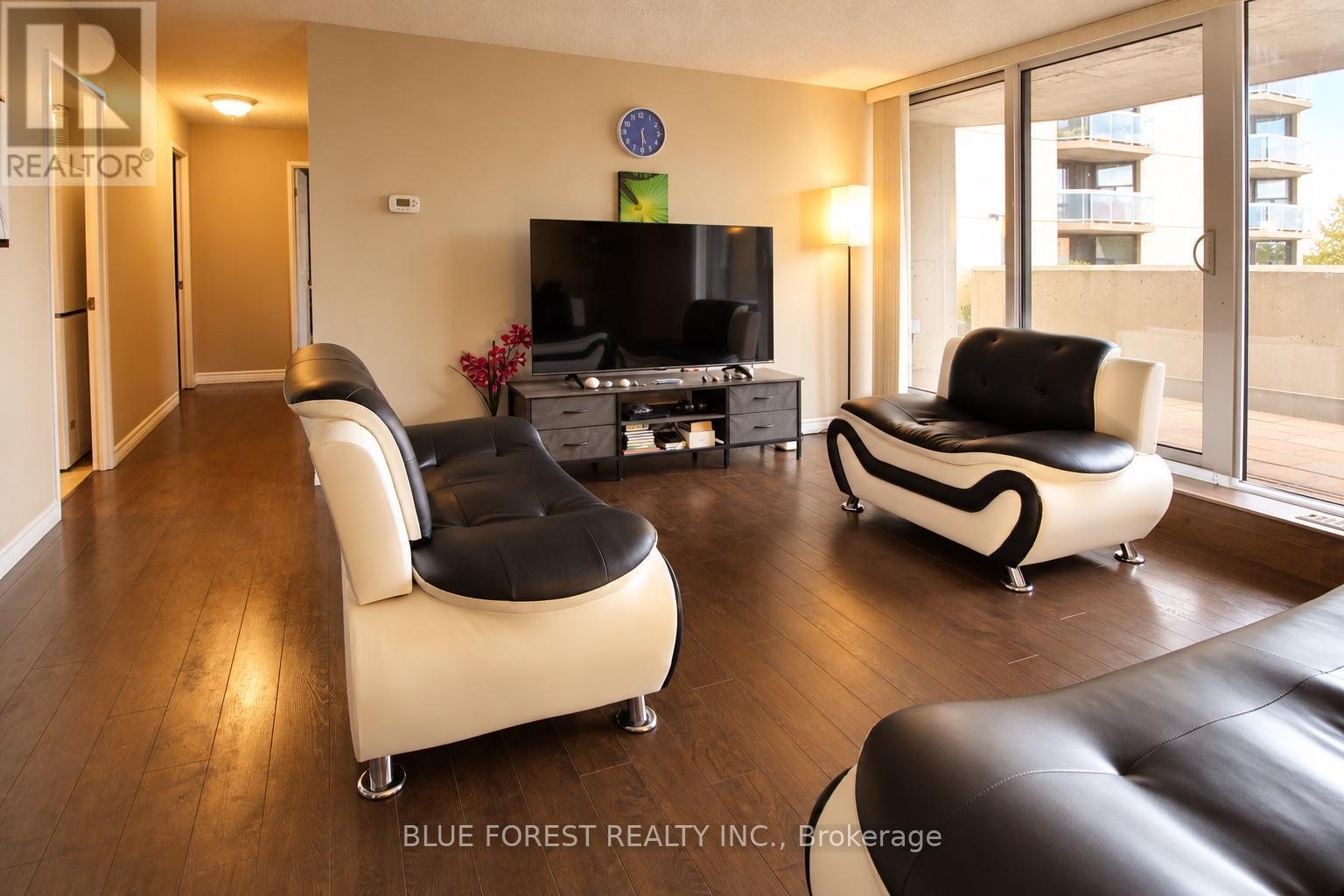 323 Colborne Street — photo 12