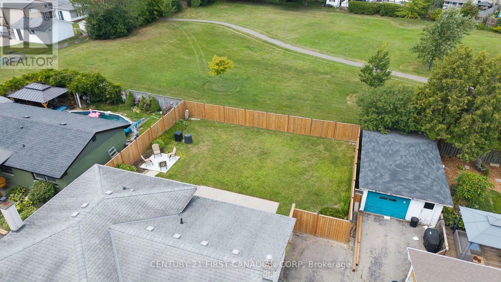 135 DOWNING CRESCENT - 44