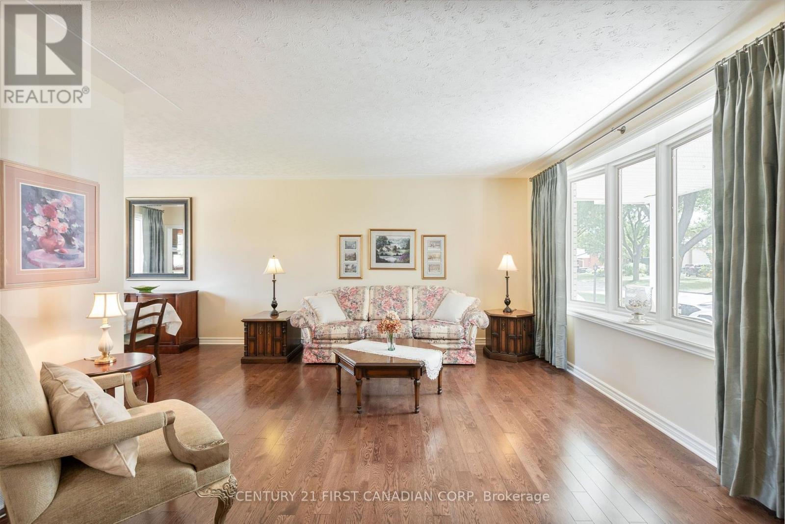 135 DOWNING CRESCENT - 9