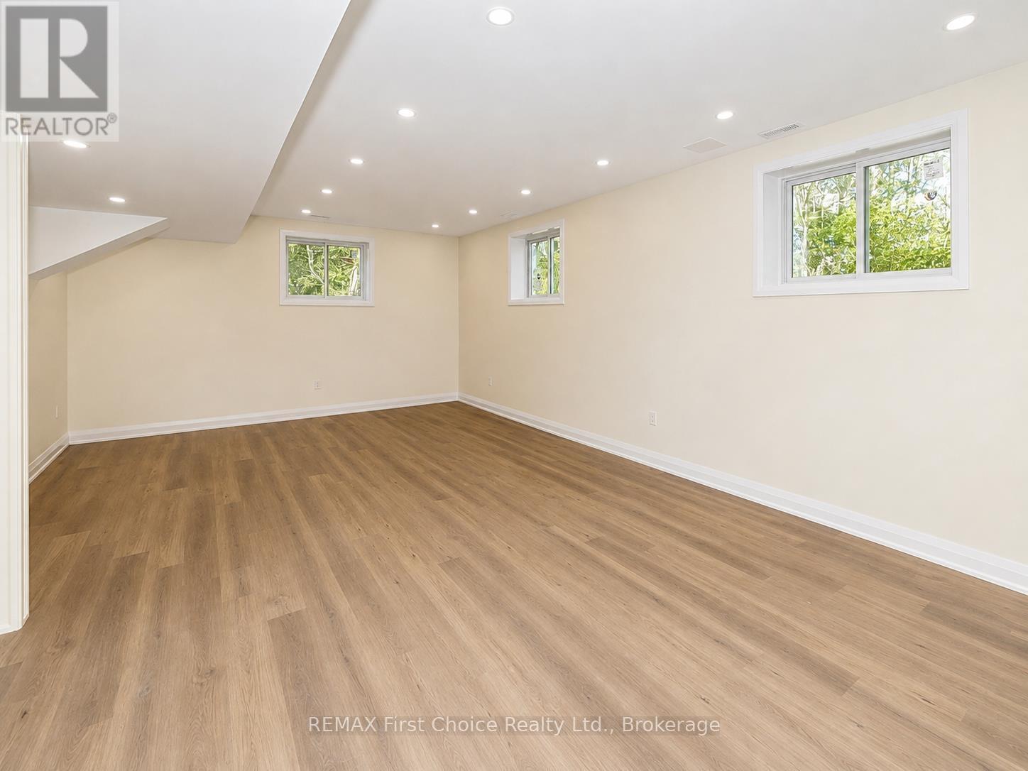 3435 KING GEORGE'S PARK DRIVE - 39