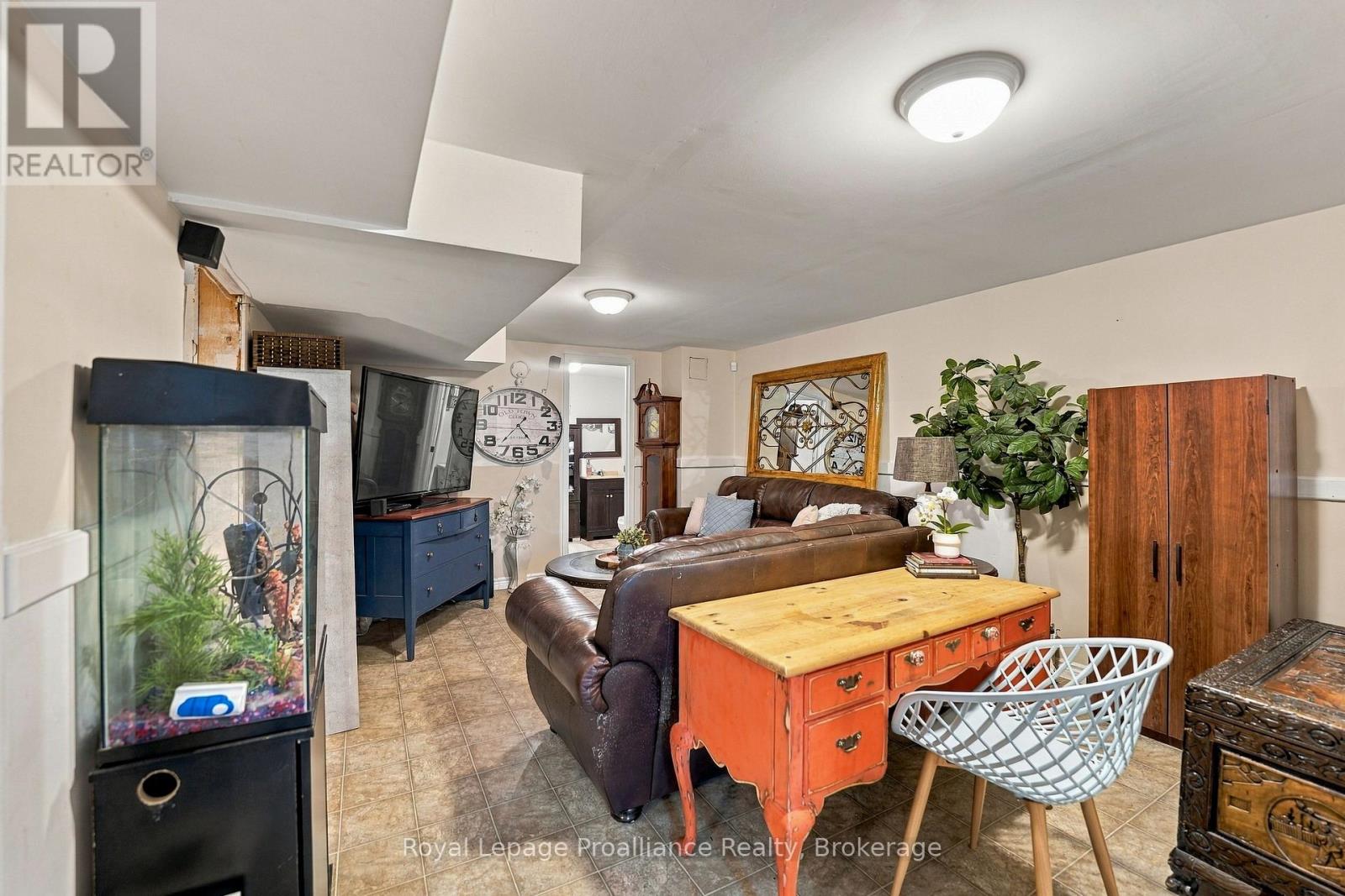 208 BYRON STREET - 37