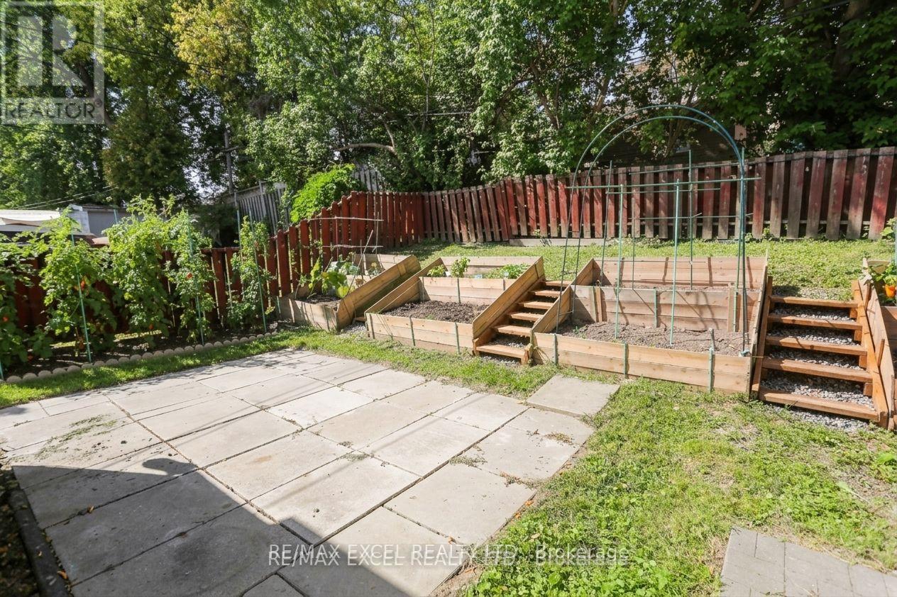 44 LINDSAY AVENUE - Image 21