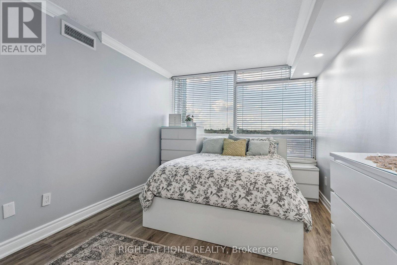 #612 550 WEBB DRIVE - 34