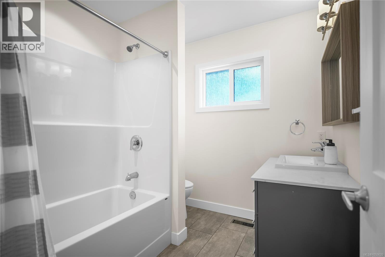  524 Warren Avenue, Saanich