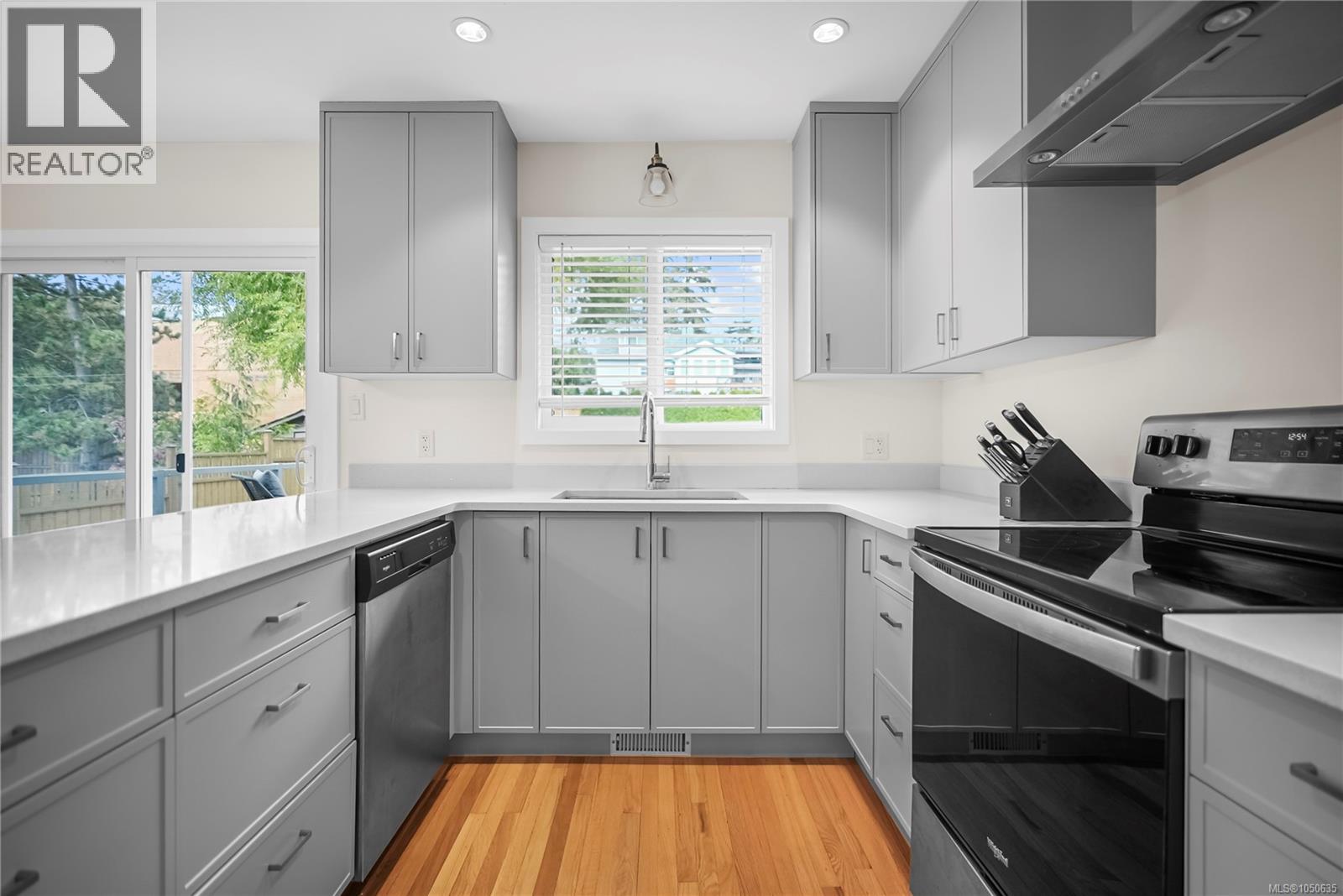  524 Warren Avenue, Saanich
