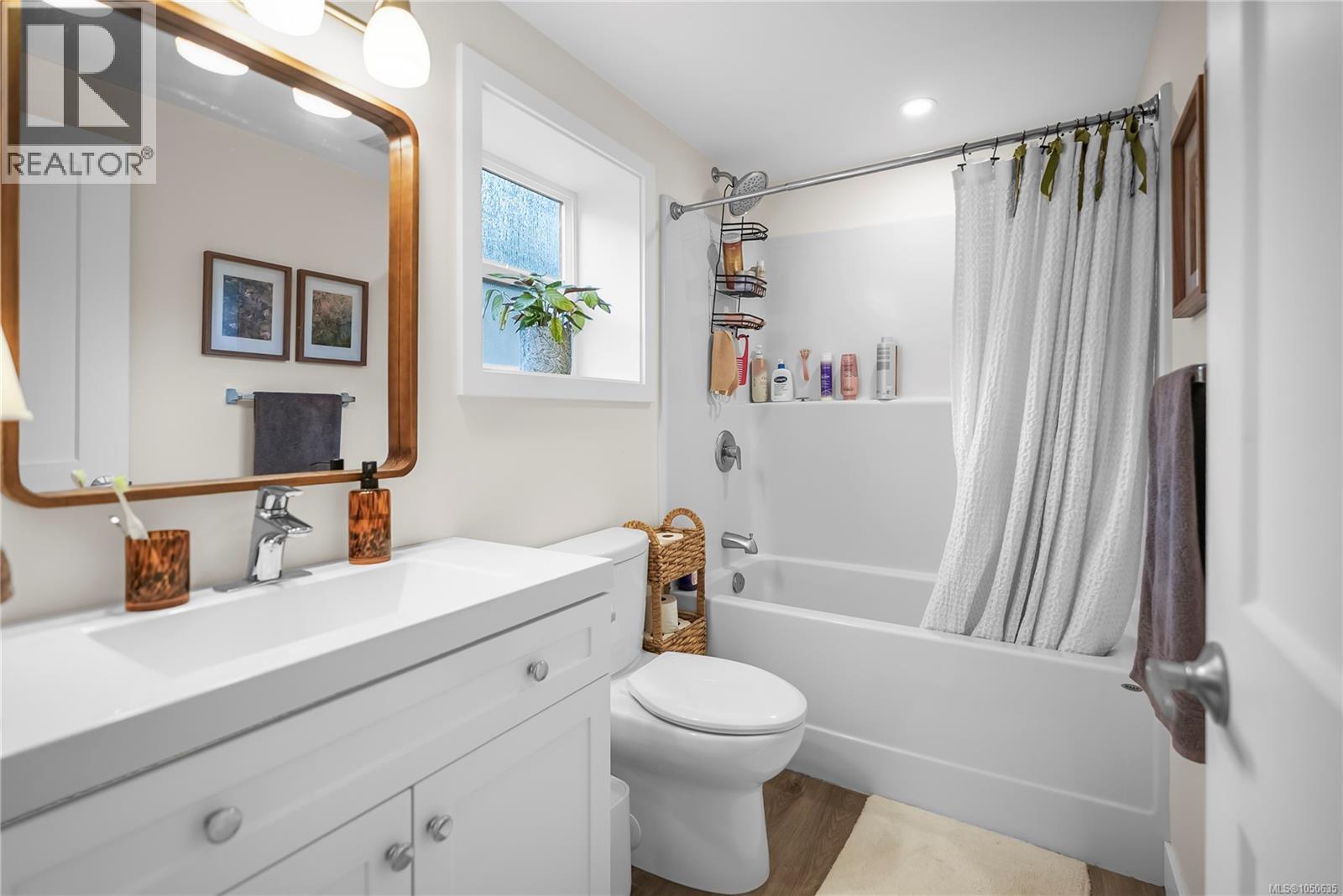 524 Warren Avenue, Saanich