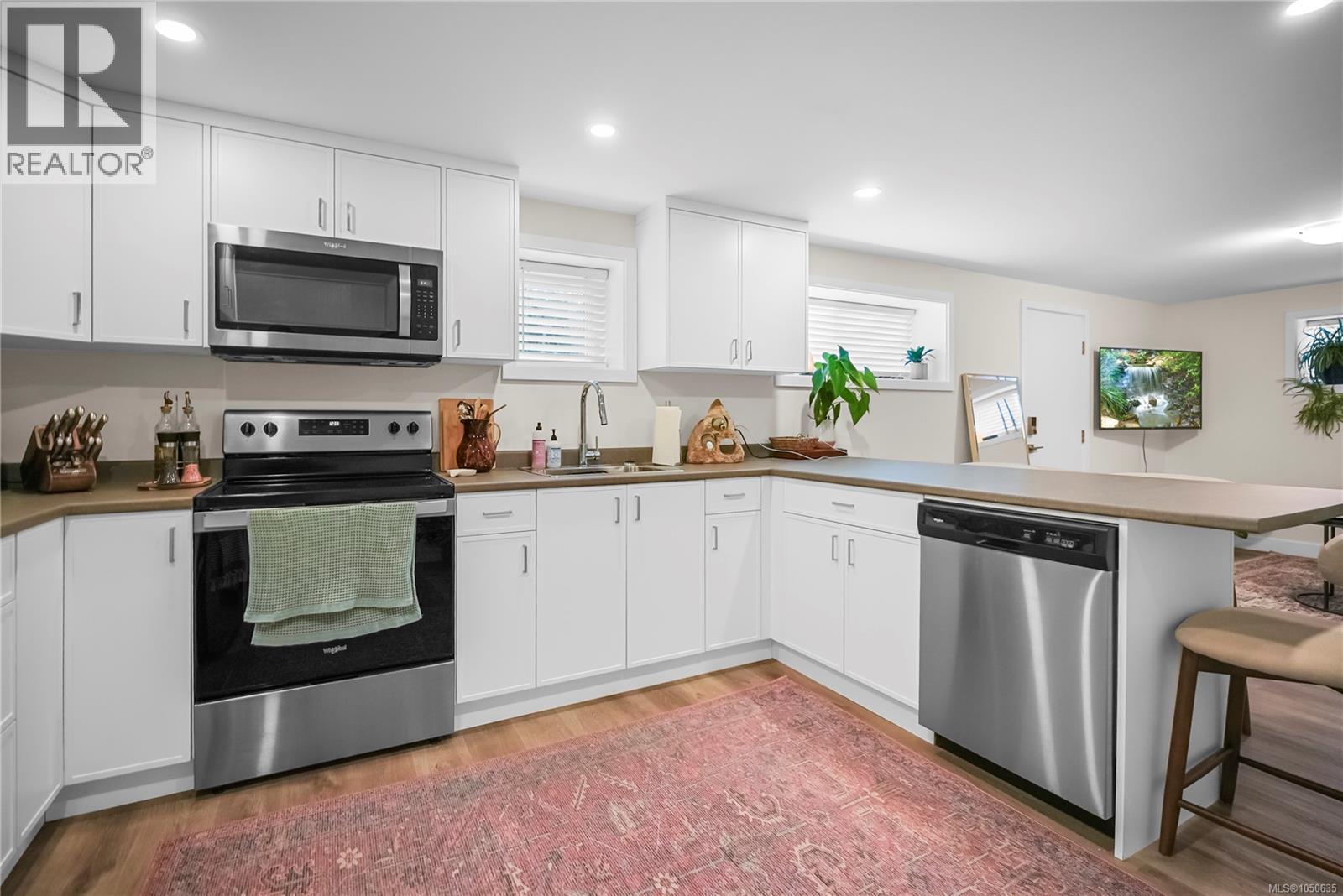  524 Warren Avenue, Saanich