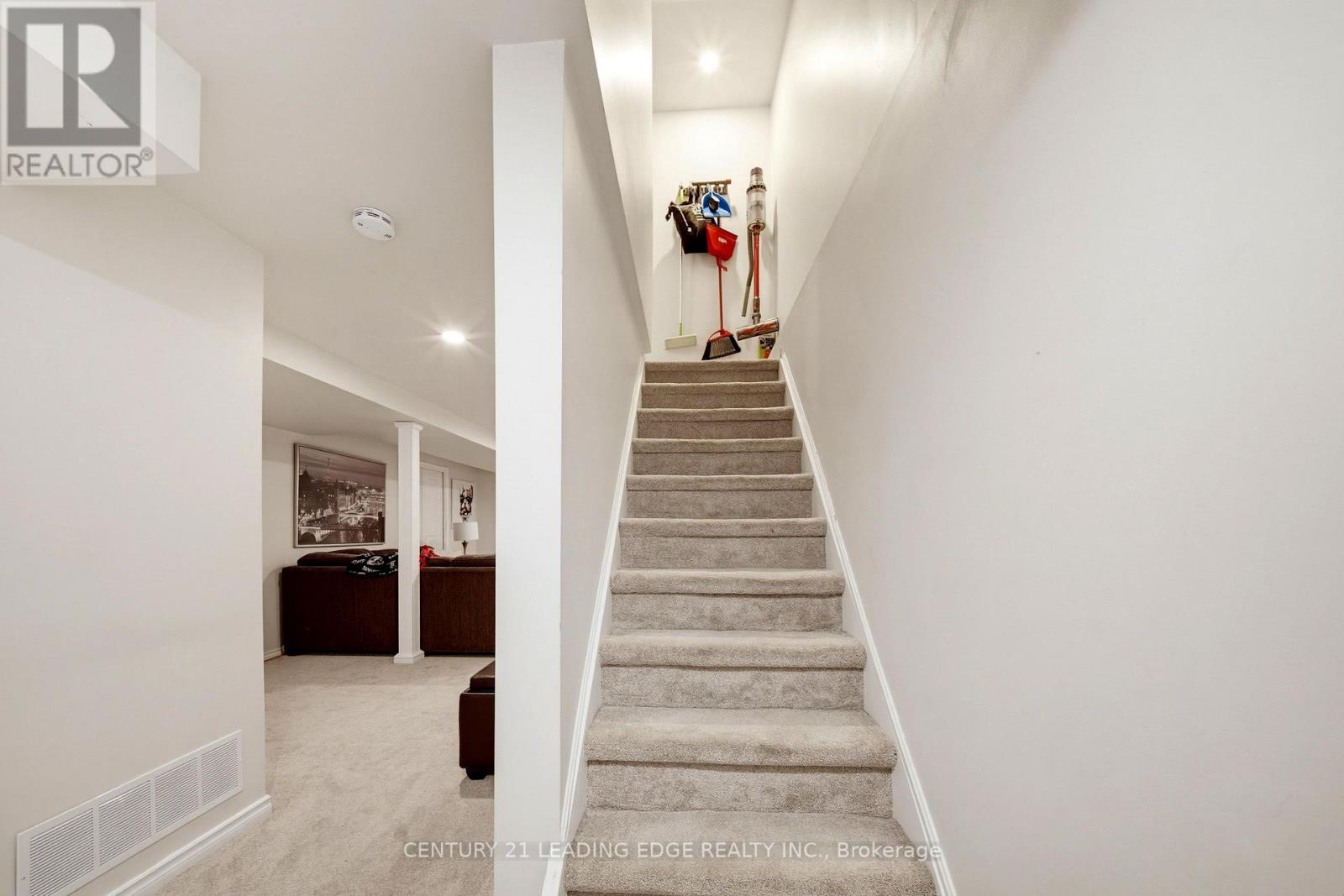 10 DODDS SQUARE - Image 38