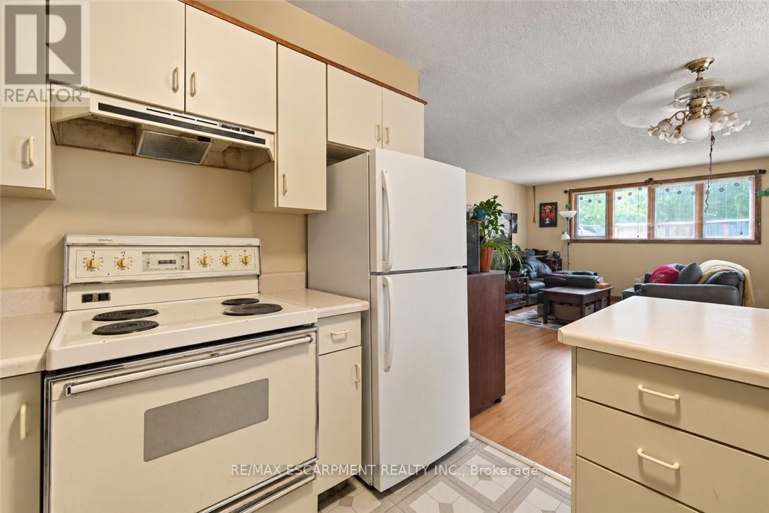26 RENFREW STREET E - 17